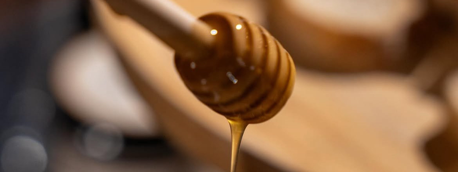 Miel en la piel: beneficios reales de el ingrediente principal de Abeja Reyna