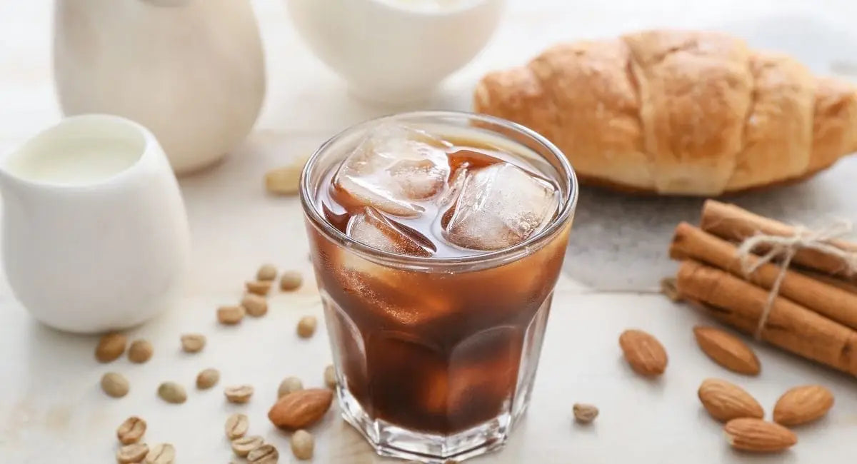 Refréscate con un Honey Almond Iced Coffee Abeja Reyna